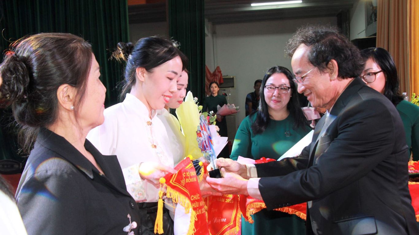 Cách Tổ Chức Lễ Vinh Danh, Trao Thưởng Trang Trọng